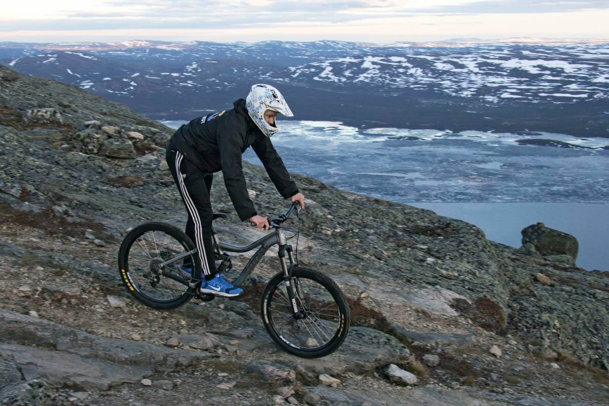 Saanatunturin voi valloittaa vaikka polkupyörällä, jos vain kuntoa ja taitoa piisaa.
