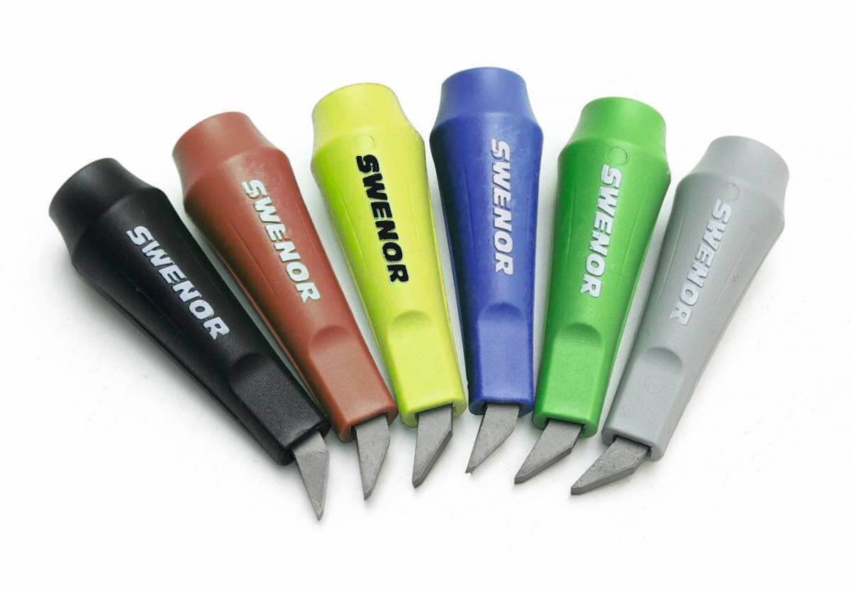 Rullahiihtoon ei tarvita erillisiä sauvoja, mutta kesäksi niihin on vaihdettava kovametallista valmistettu rullahiihtopiikki