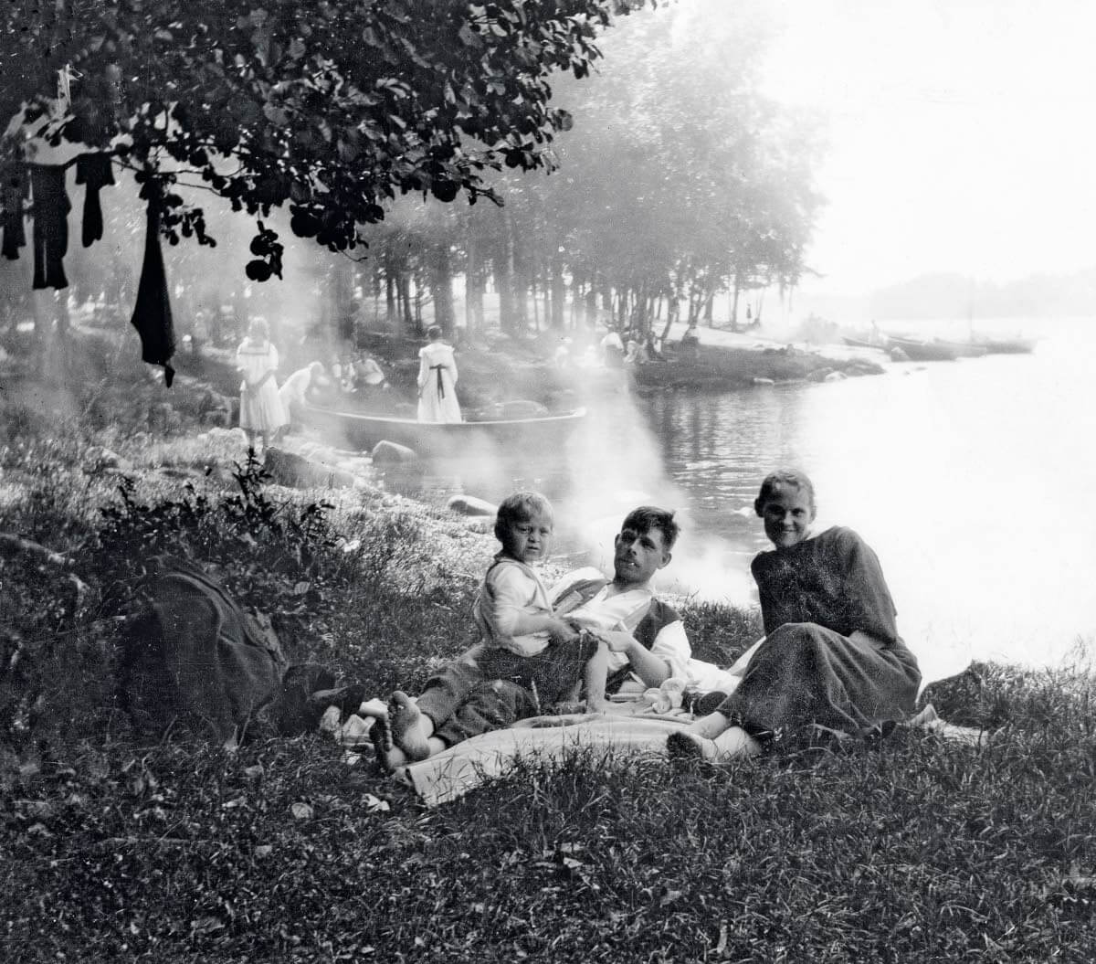 Vanhoissa valokuvissa väki lekottelee Seurasaaren rannoilla, ja nuotioilla porisevat kahvipannut. Kuva: Seurasaarisäätiö.