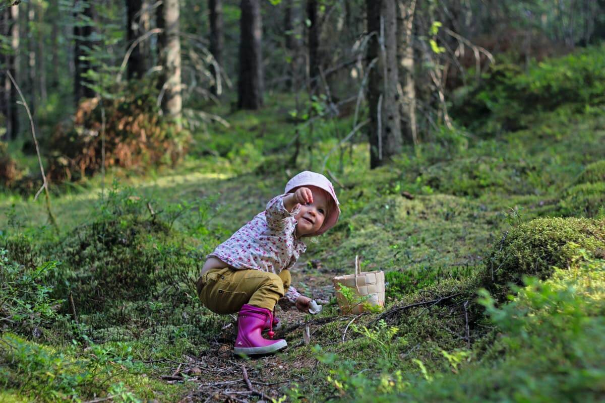 Syväkyykkyyn voit ottaa mallia lapsilta. Heiltä se sujuu kuin luonnostaan. Kuva: Annika Hannus