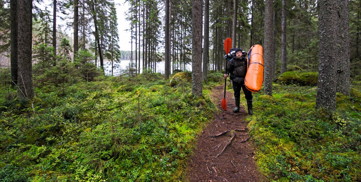 Packraft-retkeilyssä voi yhdistää vaeltamisen ja melonnan. Tässä vaihdetaan vesistöstä toiseen patikoimalla. Kuva: Markus Sirkka.