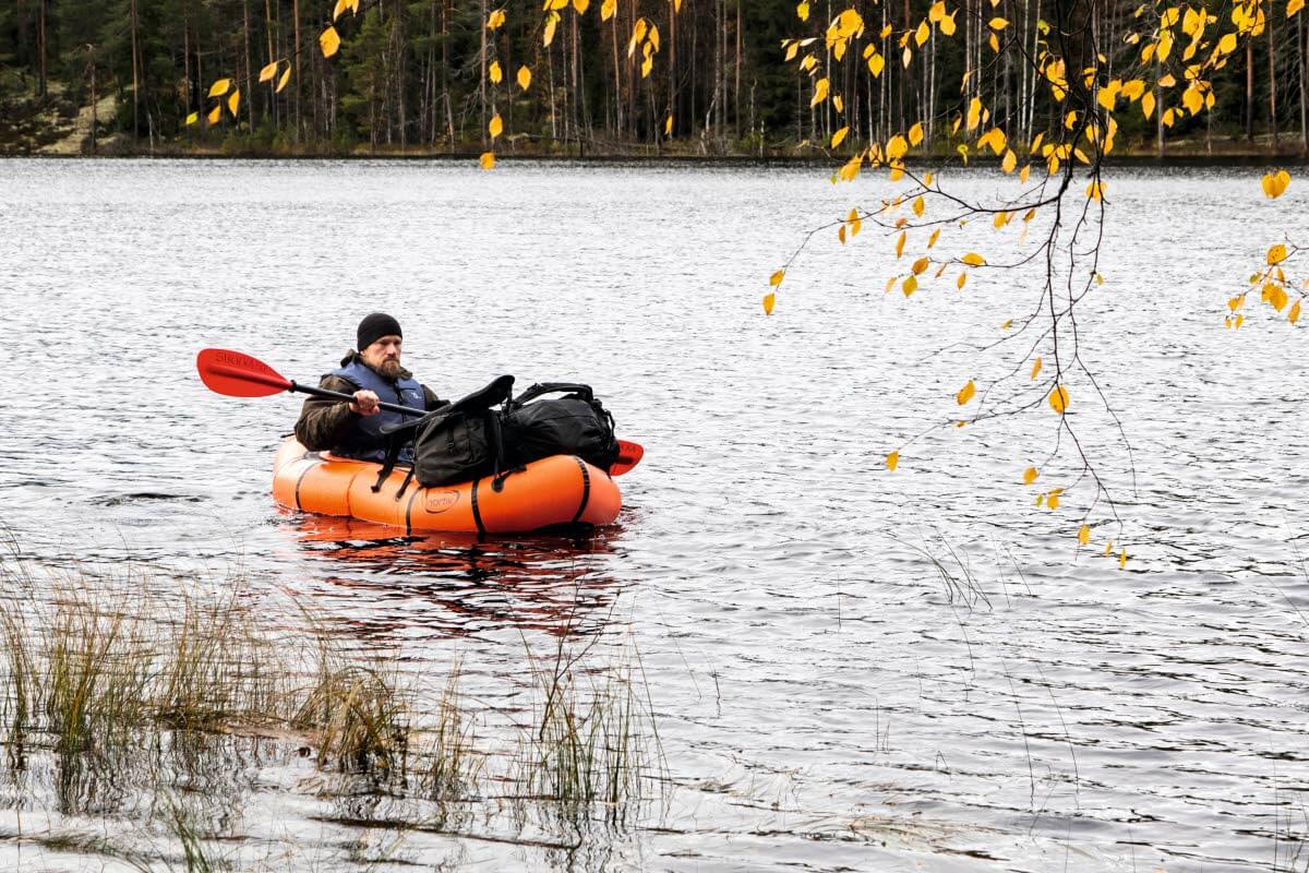 Packraftilla eli reppulautalla vesistön ylittänyt retkeilijä on päässyt onnellisesti rantaan. Kuva: Markus Sirkka.