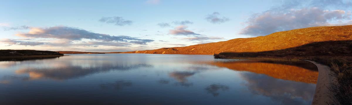 Auringonlasku värjäsi Maaterlompolon rantatörmän taianomaisesti. Kuva: Jouni Laaksonen.