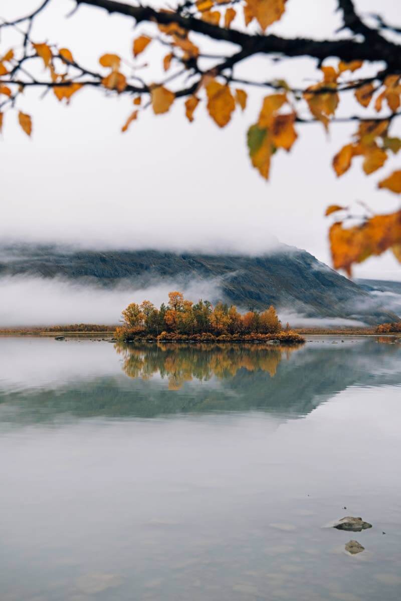 Maisema Kungsleden-reitin varrelta. Laitauren rannalta voi ylittää järven joko itse soutamalla venelossia tai varata STF:n Aktselten tuvanvartijalta paikan veneestä. Kuva: Eeva Mäkinen.