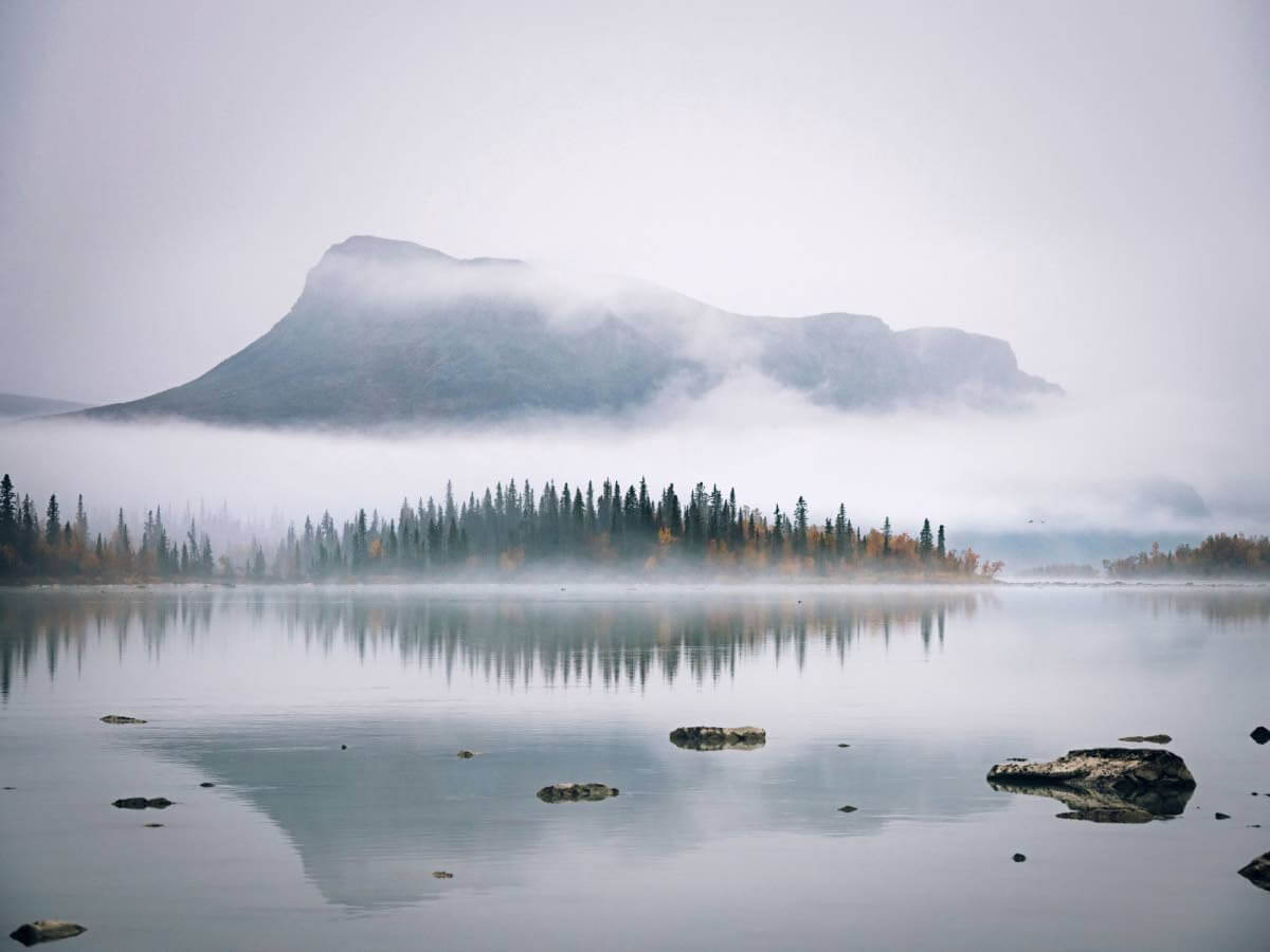 Maisema kohti Rapadalenin laaksoa avautuu upeasti usvan alta syksyisenä aamuna. Kesällä osan matkasta Aktsen tunturimajalle voi taittaa paikallisen Läntan perheen tarjoamalla maksullisella venekuljeuksella. Kuva: Eeva Mäkinen.