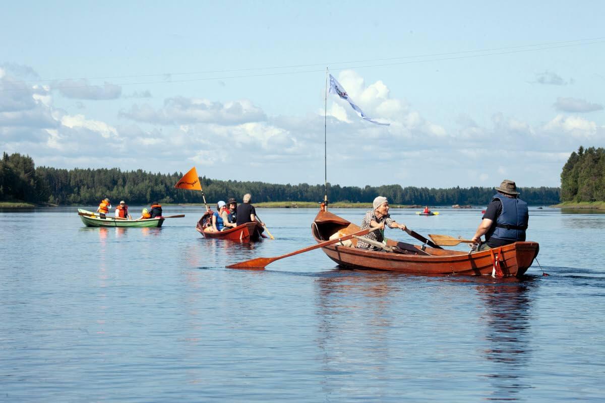 Valjastamattomana ja vielä melko erämaisena virtaava osa Kemijoen keskijuoksua vetää puoleensa luonnonystäviä ja vesiretkeilijöitä läheltä ja kaukaa. Kuva: Sauli Herva.