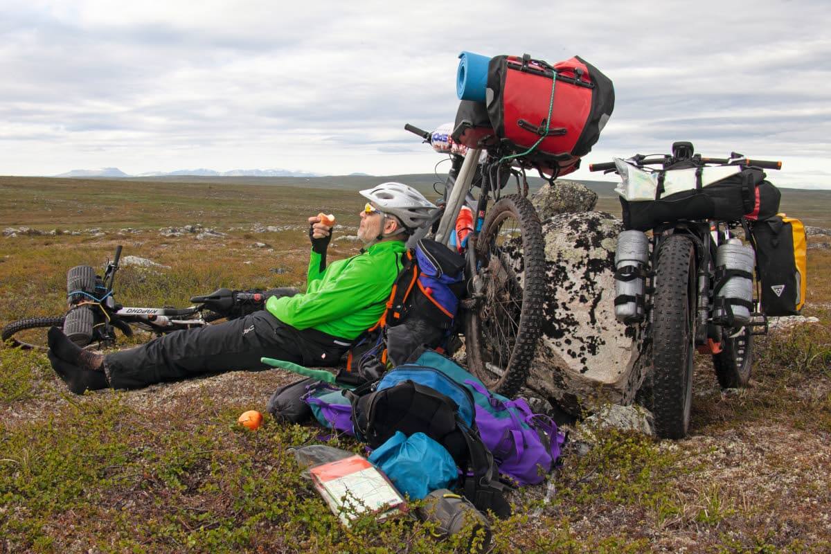 Orroaivin laella miehet ja silmät lepäävät Finnmarksviddan rannattomassa autiudessa. Kuva: Sauli Herva.