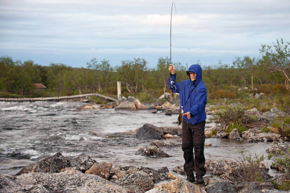 Finnmarkin erämaan on vapakalastajan paratiisi. Alueet sisävedet ovat herkullista kalaa, kuten taimenta ja harjusta pullollaan. Kuva: Sauli Herva.