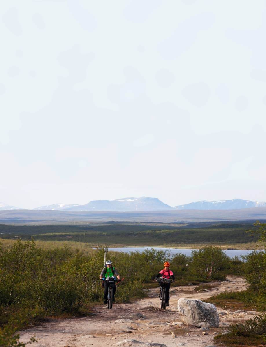 Melko hyväkuntoinen ja nopeasti poljettava traktoriura johdattelee maastopyörävaeltajat Vuolit Mollešjohkasta maantien varteen. Kuva: Sauli Herva.