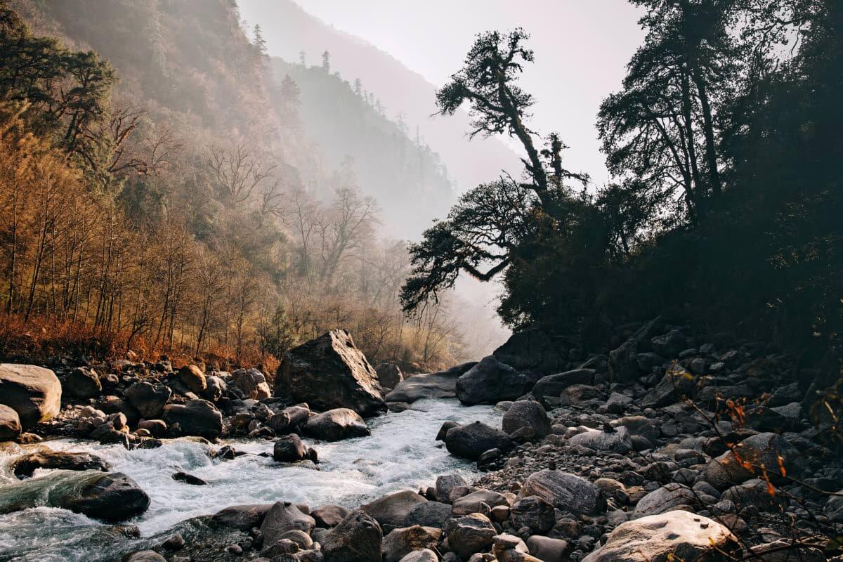 Lama Hotellin ohi virtaavan joen rannalla voi aloittaa aamunsa vaikka joogaamalla. Kuva: Marinella Himari.