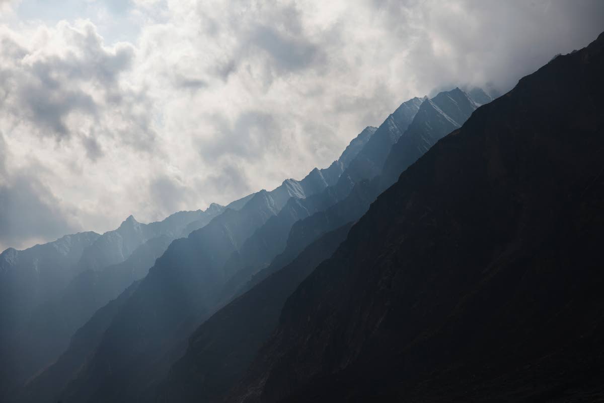 Pehmeässä aamuvalossa kylpevät siniset vuoret ovat Langtangin komeinta antia. Kuva: Marinella Himari.