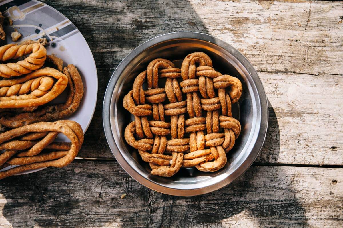 Perinteinen tiibetiläinen leipä sopii mainiosti mausteisen masala-teen kylkeen. Kuva: Marinella Himari.