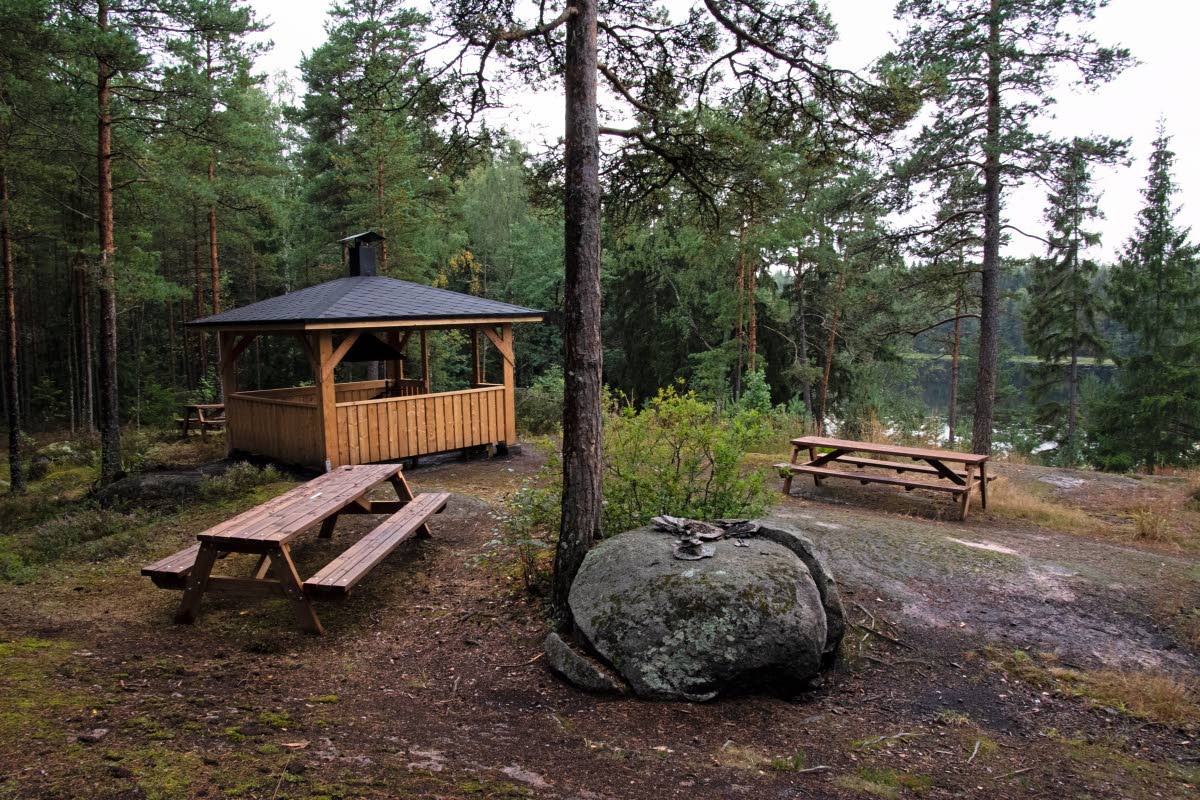 Bisajärven uudenkarhealta keittokatokselta on näkymä Bisajärvelle.  Kuva: Raija Hentman.