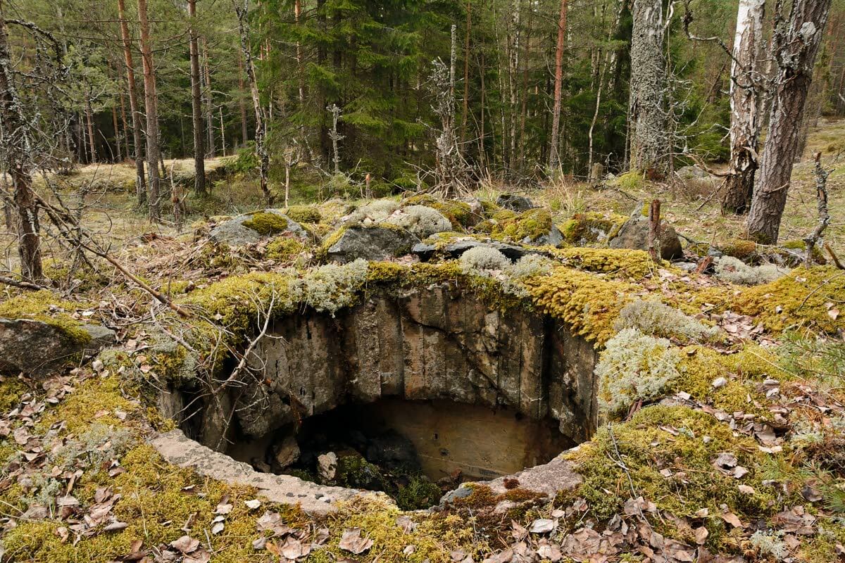 Neuvostoliiton vuokra-ajan bunkkereita ja muita rakennelmien jäänteitä löytyy eri puolilta Meikoa. Kuva: Raija Hentman.