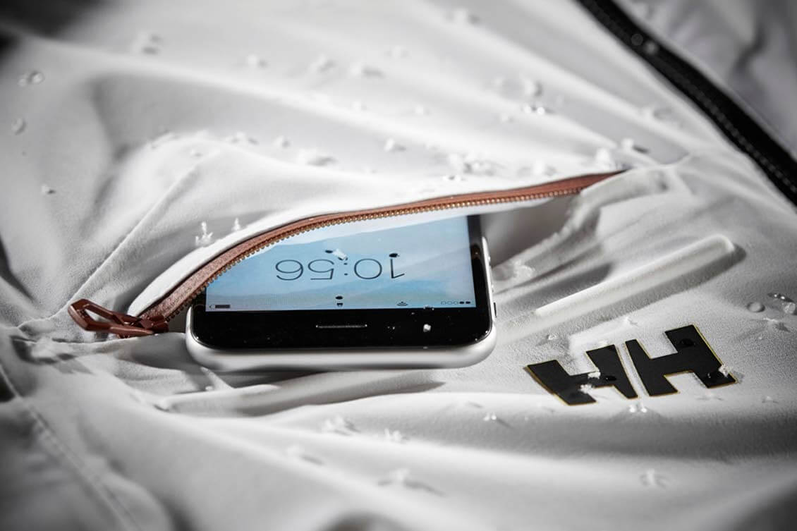 Helly Hansen Life Pocket on PrimaLoftin Aerogel Gold eristeellä vuorattu talvitasku, jonka ideana on puhelimen eristäminen pakkasella. Tasku löytyy kaikista Helly Hansenin laskettelutakeista ja pidentää valmistajan mukaan akun kestävyyttä kolminkertaisesti. hellyhansen.com.