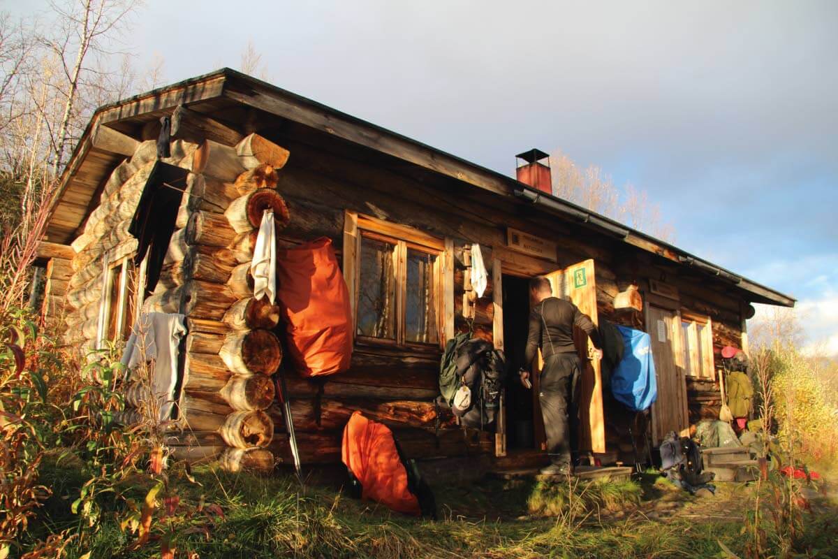 Jäkälä-äytsin yläpäässä kaivinkoneet jylläsivät. Melu, kuravesi ja hiekkatien tapaiset mönkijäurat karkottivat erämaatunnelman.