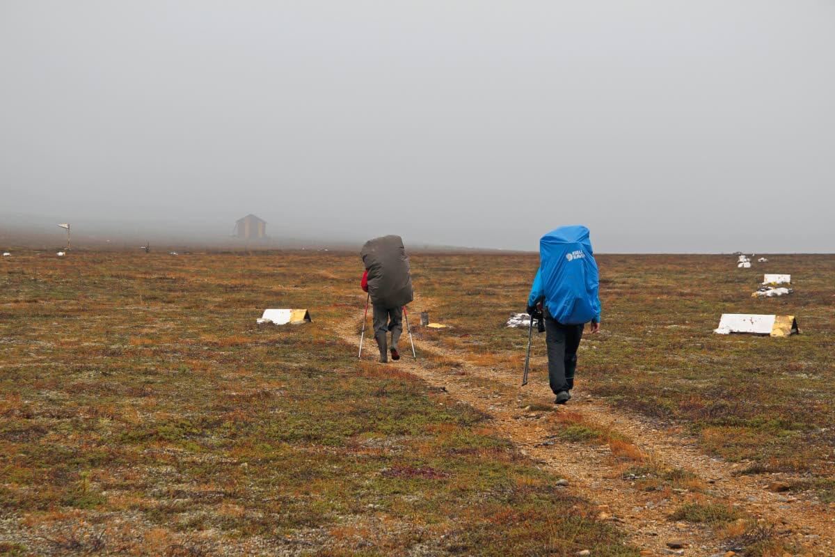 Patikoijat Jäkäläpään kiitoradalla, Karhu-Korhosen kirjastolle saapumassa