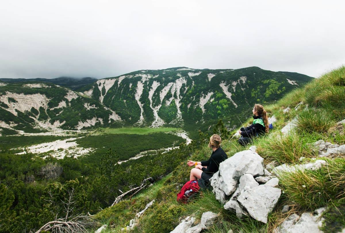 Masna Lukan fransiskaaniluostarin pihamaalta alkavan vaelluksen jyrkin osuus kiivetään heti alkutaipaleella, minkä jälkeen on hyvä pitää lyhyt hengähdyshetki Hertsegovinan puolen upeissa maisemissa
