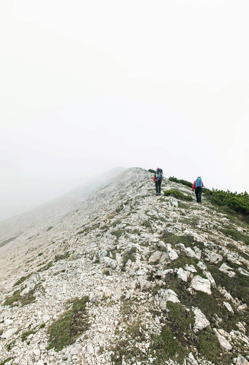 Tuhat noustua metriä takana. Viimeinen ponnistus ennen The Great Vilinacin huiputusta kuljettiin läpi vuoren ylle pysähtyneen paksun pilvivaipan