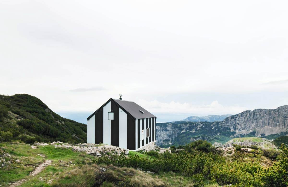 Sodassa täysin tuhoutunut Planinski dom Vilinacin (1 961 m) vuoristomaja rakennettiin uudelleen viisi vuotta sitten. Neljäkymmenpaikkaisesta yösijasta löytyy pieni kalustettu keittiö, ruokailutila sekä vesipiste. Varaukset etukäteen