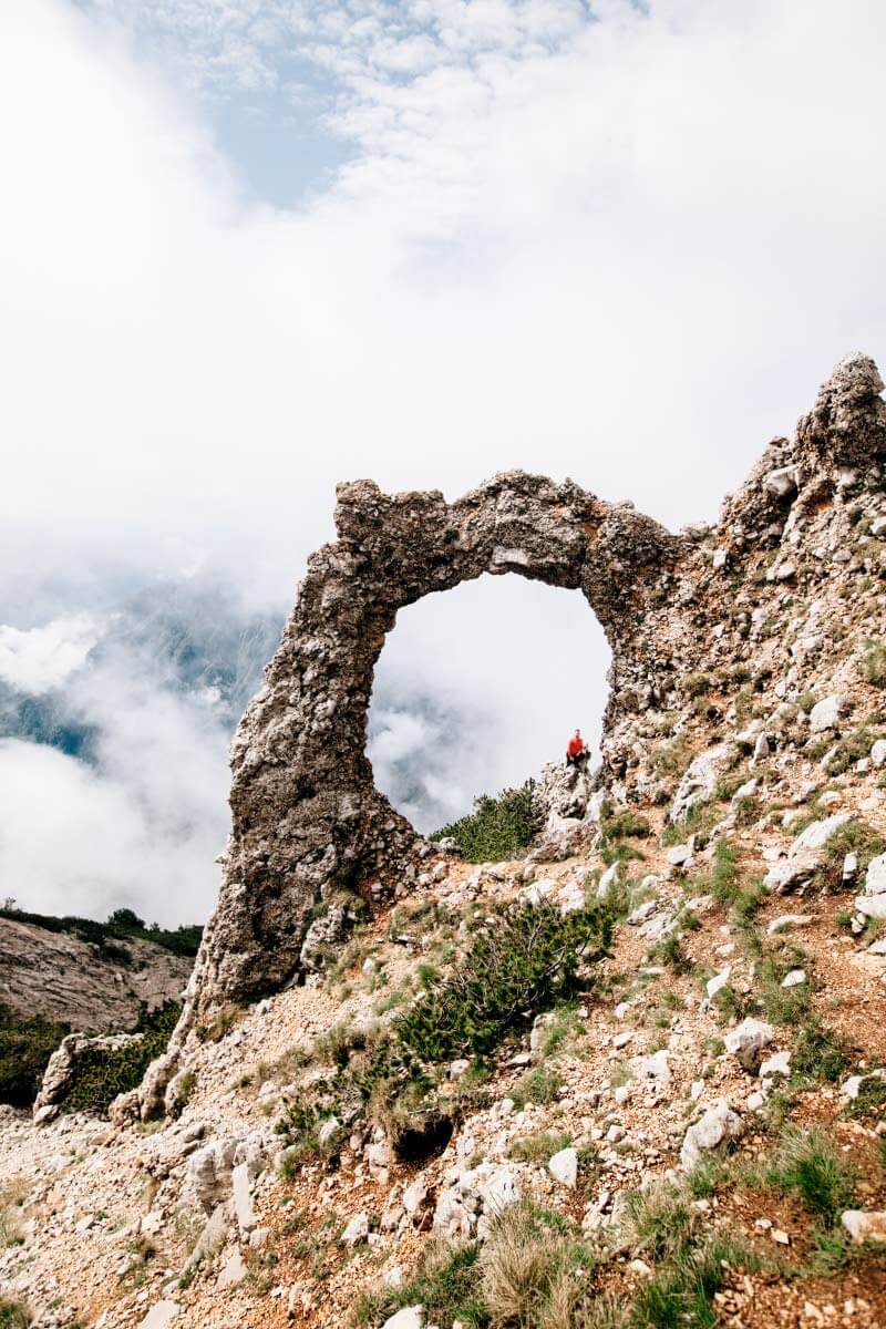 Hajducka Vratan kivikaari on yksi Via Dinarica White Trailin Hertsegovinan osuuden komeimmista nähtävyyksistä