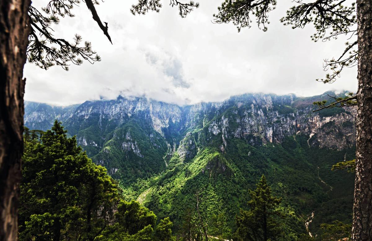 Monipuolinen vaellusreitti käy karujen huippujen ja vehreiden vuoristoniittyjen kautta tuuheiden puiden reunustamalle metsäpolulle, joka vie kulkijan yhden osuuden päätökseen Jablanican kylän laitamille