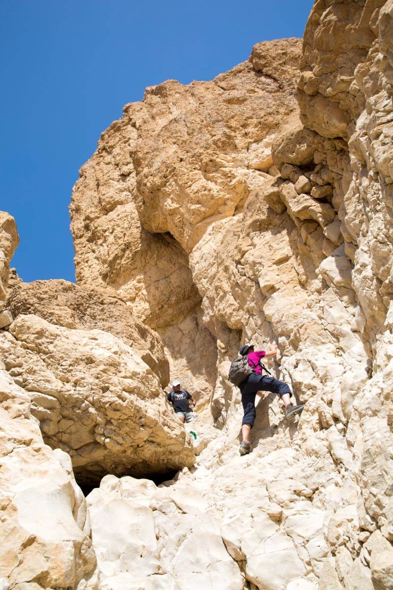 Kiipeämme ylös jyrkkää vuorenrinnettä, kun matkakumppanillani ilmenee korkeanpaikankammo