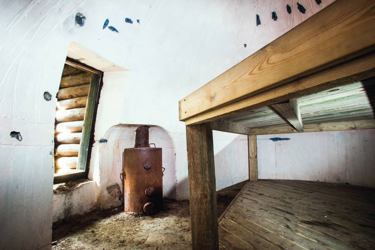 Virolahden Säkäjärven Soikonvuoreen on louhittu keskeneräiseksi jäänyt 80 hengen majoitusluola ja kaksi konekivääriasekammiota käsittävä korsu.