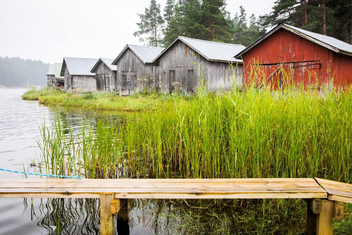 Konekivääri- ja majoituskorsu nro 11 Virolahden Ravijoella. Kuvassa 7 metriä pitkät tähystyskupuun johtavat tilkkaat