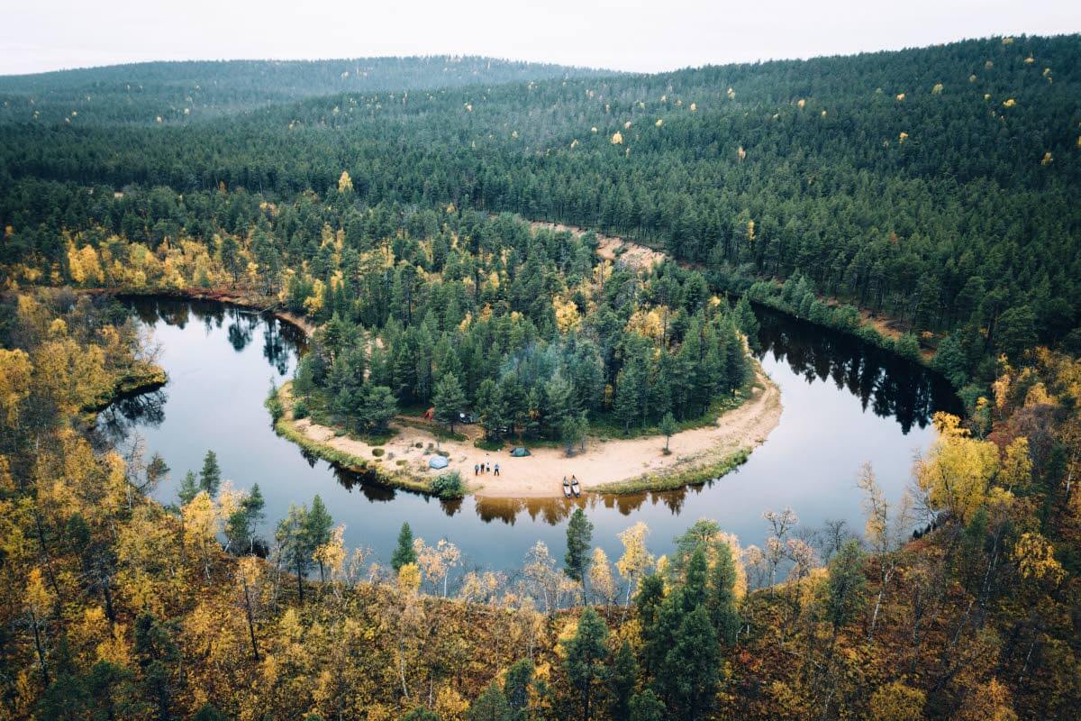 Lemmenjoen mutkat tarjoavat leppoisan melonnan lisäksi kultaiset ja pehmeät hiekkarannat teltan alle