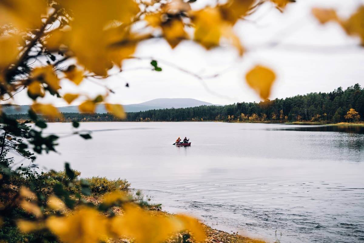 Ruskan eri sävyt loistavat Lemmenjoen mustaa vettä vasten