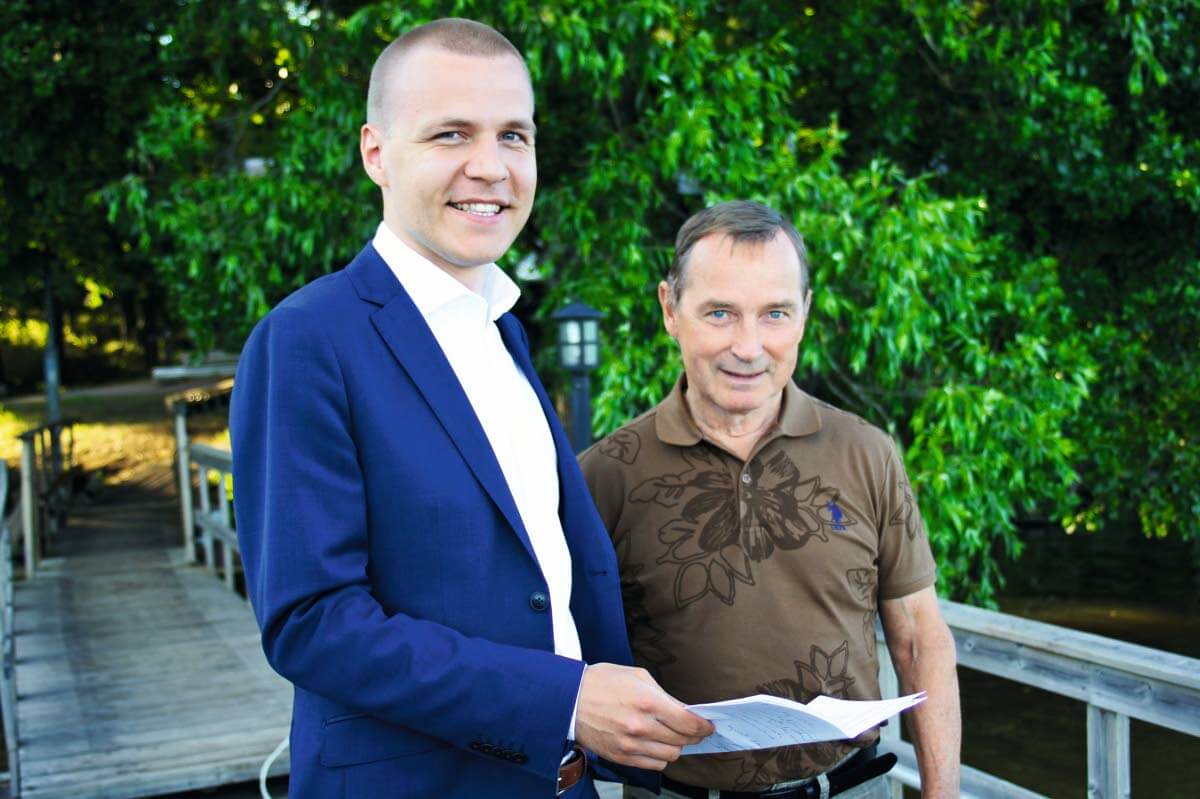 Kaupunginvaltuuston puheenjohtaja Eemeli Peltonen (vas.) ja latuyhdistyksen Kaj Natri tutustumassa järvenpääläisten rakastamaan Vanhankylänniemeen.  Kuva: Mika Railo