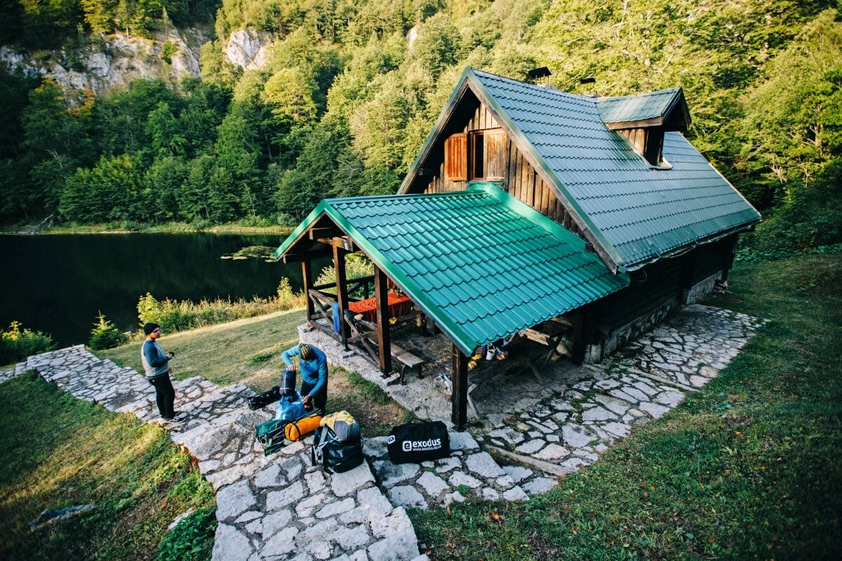 Hiljattain uudistettu Donje Baren vuokratupa on rakennettu Titon entisen metsästysmajan raunioiden viereen