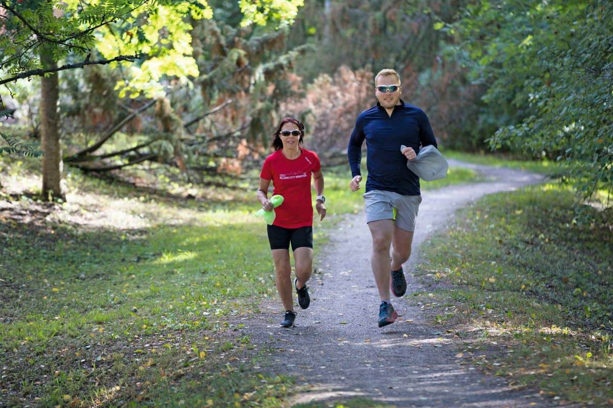 Plogging on yhdistelmä ruotsinkielisistä sanoista plocka ja jogga – nyppiä ja juosta. Kuva: Sampsa Sulonen,Kun juostessa käy välillä kyykkimässä ja kurottelemassa roskia, saa samalla lenkkiin luonnollista voima- ja liikkuvuusharjoitusta. Kuva: Sampsa Sulonen