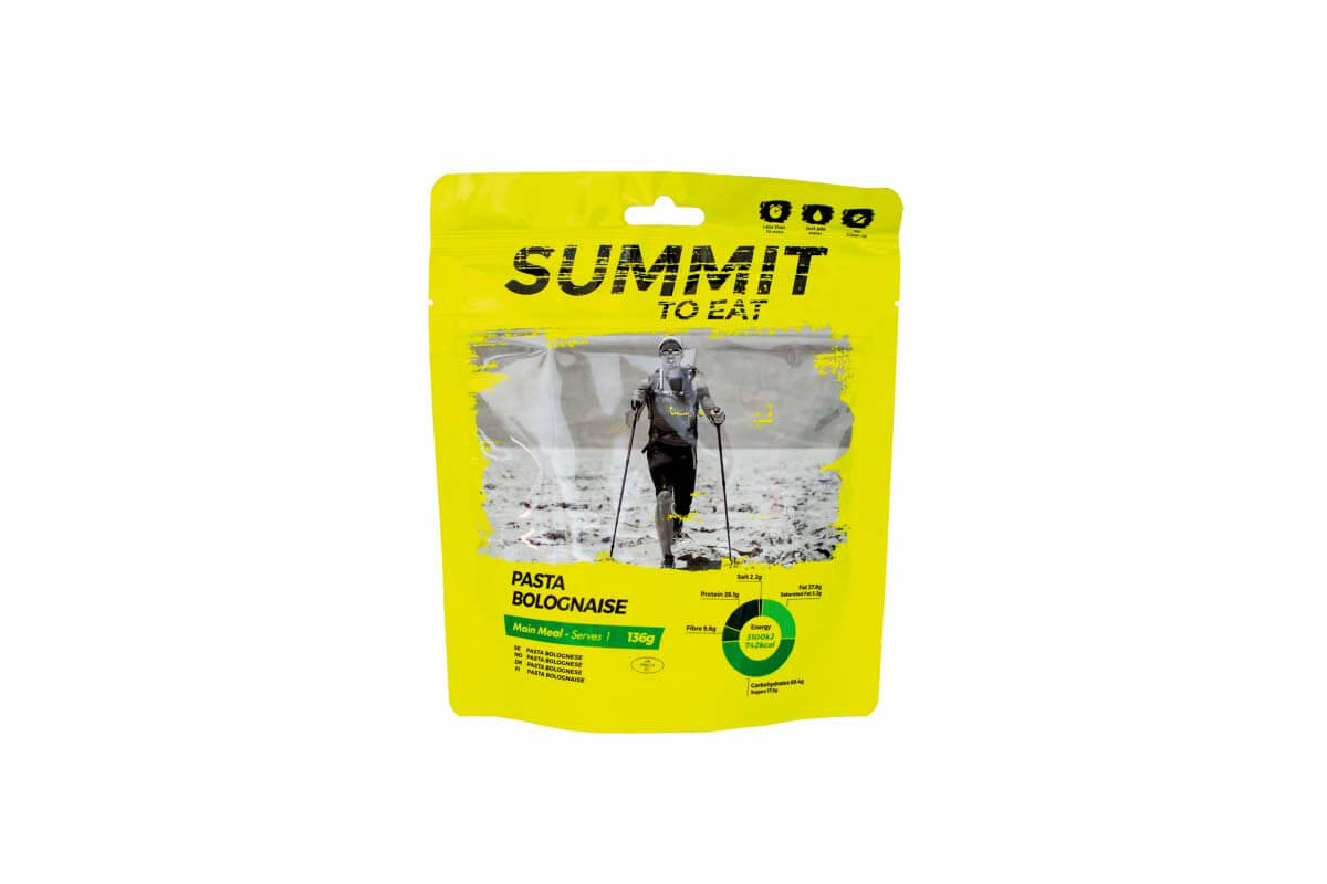 Summit to Eat Pasta Bolognaise. Euroopasta vetäytyneen Mountain Housen englantilainen sopimusvalmistaja tekee nyt ruokaa omalla merkillä. Raadin yksimielinen suosikki hurmaa tuoreen tomaatin maulla. Makaroni on testin paras ja sitä voisi olla enemmänkin. Pastan ja muiden ainesten suhde poikkeaakin kilpailijoista. Lihassa ei ole säästelty. Maut ovat aitoja ja tasapainossa. Hyvä hapokkuus ja yrtit. Maistuu ja tuntuu kotiruoalta. summittoeat.com,Blå Band Outdoor Meal Pasta Bolognese. Sattumaa tai ei, Blå Bandin maku toi mieleen pussikeiton, eikä lainkaan positiivisessa mielessä. Ruoassa on paljon makua, mutta se kaikki on kovin keinotekoista. Joku erehtyi epäilemään lihaa soijaksi, eikä tomaattikaan maistunut tomaatilta. Liemevä rakennekin saa pyyhkeitä, mutta matala pakkaus on testin paras. Kapeisiin pusseihin verrattuna siitä on hyvä lusikoida. blaband.fi,Outdoor Gourmet Pasta Bolognese. Kotimainen Leader aiheuttaa hämmennystä. Ensinnäkään pussista ei käy ilmi, että lihan sijasta on käytetty soijaa. Maultaan ruoka on kaikista kauimpana perinteisestä bolognesesta – jopa siinä määrin, että raadissa arvuuteltiin ovatko tuotteet ja pakkaukset menneet tehtaalla sekaisin. Maku on pehmeän kermainen ja hivenen teollinen, muttei missään nimessä huono. Oli mitä hyvänsä, tätä syö mielikseen.  leader.fi,Lyo Expedition Penne alla Bolognese. Suomeen saapunut Lyo puhuu raaka-aineiden laadusta ja alkuperästä. Osa kasviksista tulee peräti yrityksen omilta viljelmiltä. Lyon lihaisuus ei jää huomaamatta. Jauhelihaa on testiruoista eniten, peräti 18 prosenttia, tomaattia taas vähemmän. Ruoan maku ja rakenne keräävät ylistystä, vaikka kyseessä ei olekaan klassisin bolognese. Enemmänkin makaronia ja jauhelihakastiketta. lyofood.com,Real Turmat Pasta Bolognese. Norjalainen Real Turmat kuuluu retkeilykauppojen perusvalikoimaan. Siinä on pehmeä ja täyteläinen, joskaan ei bologneselle ominainen maku. Tomaatti puuttuu tai peittyy, kun esiin nousevat juurekset, joista erityisesti selleri herättää keskustelua. Kokonaisuutena maut ja mausteet saavat silti kiitosta. Makaroni on koostumukseltaan pehmeä. Pitkään haudutetun pataruoan maku. drytech.no,Reiter Travellunch Pasta Bolognese. Reiter on mielenkiintoinen verrokki, sillä se oli ensimmäinen pakastekuivattu retkiruokasarja, joka aikoinaan rantautui Suomeen. Testi osoittaa, että ainakin parhaiden osalta kehitys on ajanut Reiterin ohi, mutta aivan yksimielistä tuomiota se ei silti saanut. Raaka ”ketsuppinen” maku dominoi. Kuin tomaattikeittoa ja spagettia, kuului arvio. Ainoa pussi, jossa ei ollut sulkijaa. travellunch.de