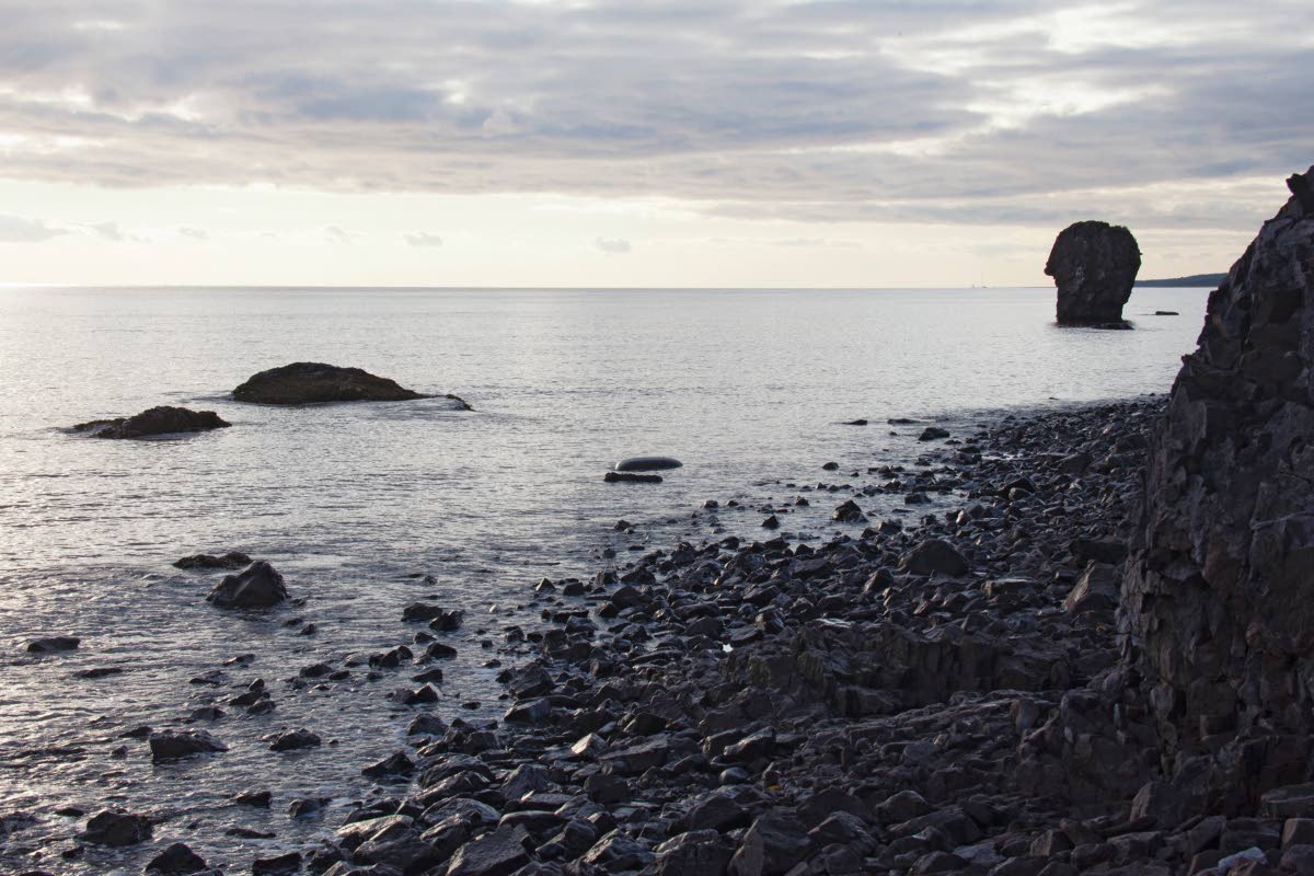 Turjan rannikko levittäytyy Vienanmeren karulla pohjoisrannalla. Kuva: Sauli Herva