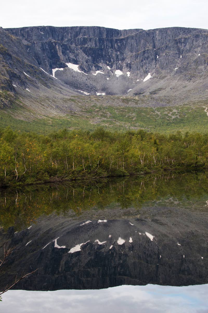 Maly Vudyavr -järven pelikirkasta syvänsinistä vedenpintaa Hiipinätuntureiden sydämessä
