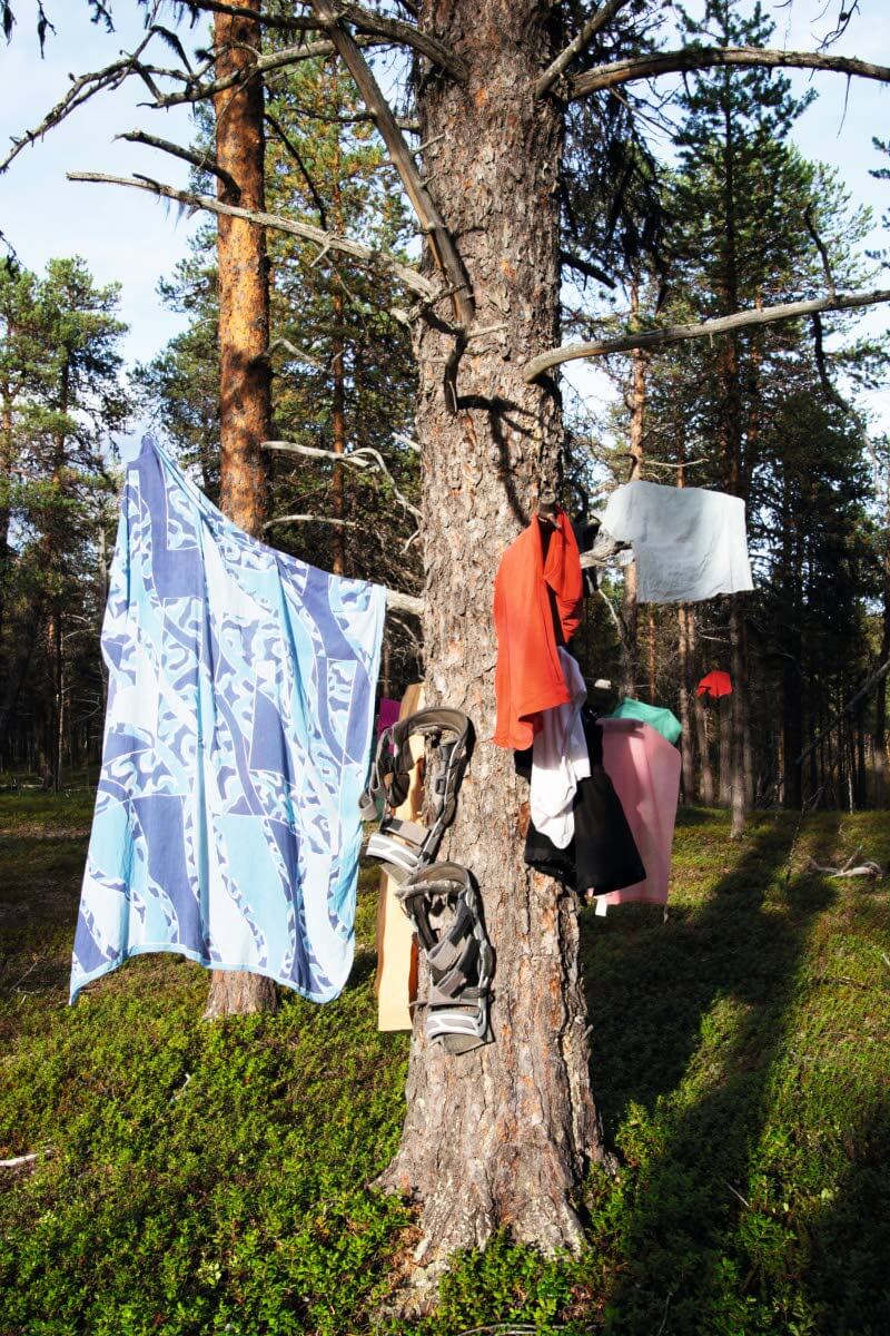 Lepotauolla Dovrefjellin-Sundalsfjellin maisemissa Norjassa 2014. Nämä ensimmäiset saamani ortoosit eivät olleet yhtä hyvät kuin vuonna 2015 saamani. Kuva: Raija Hentman.