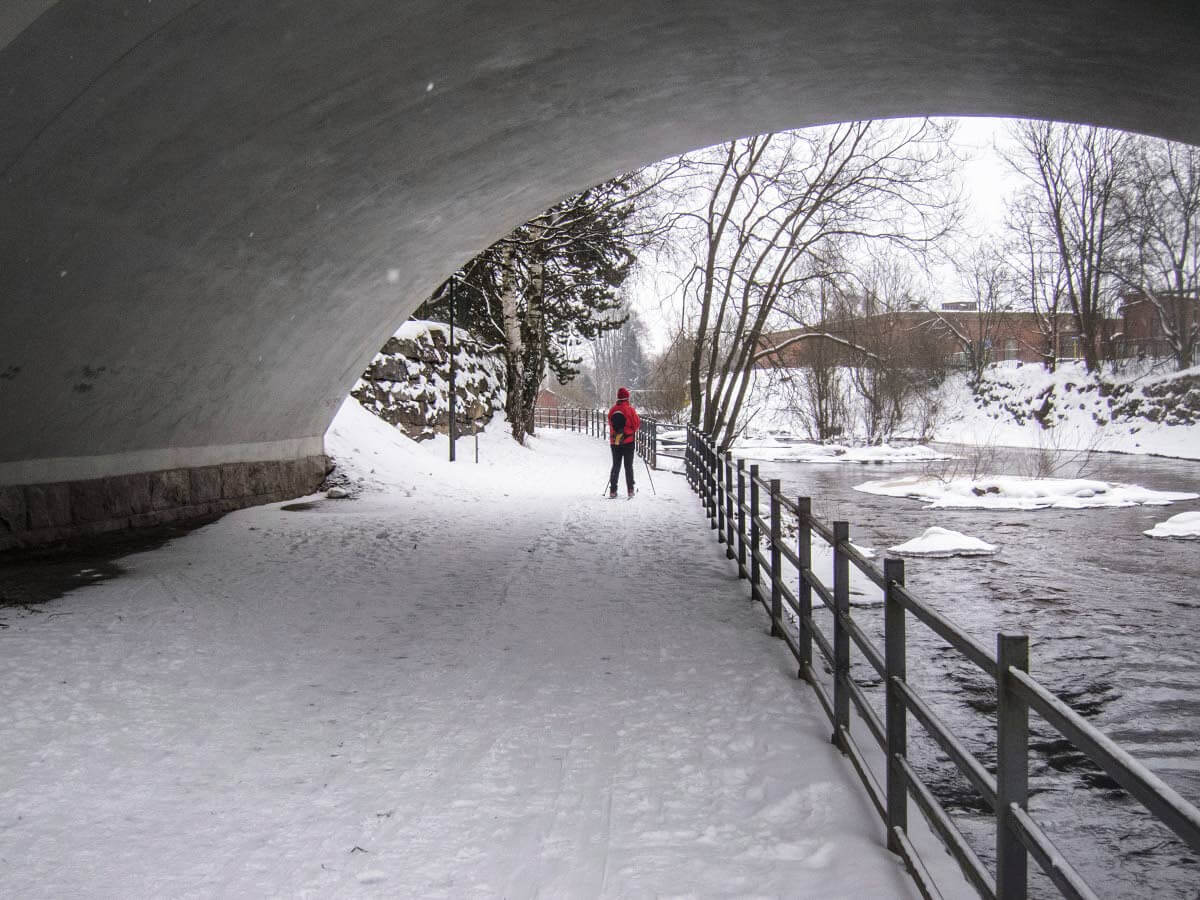Kohti [06] Koskenrantaa. Vanhankaupunginkoskella sijaitseva ravintola sopii kahvi- ja ruokapaikaksi. Arkisin lounasta, viikonloppuisin à la carte.
