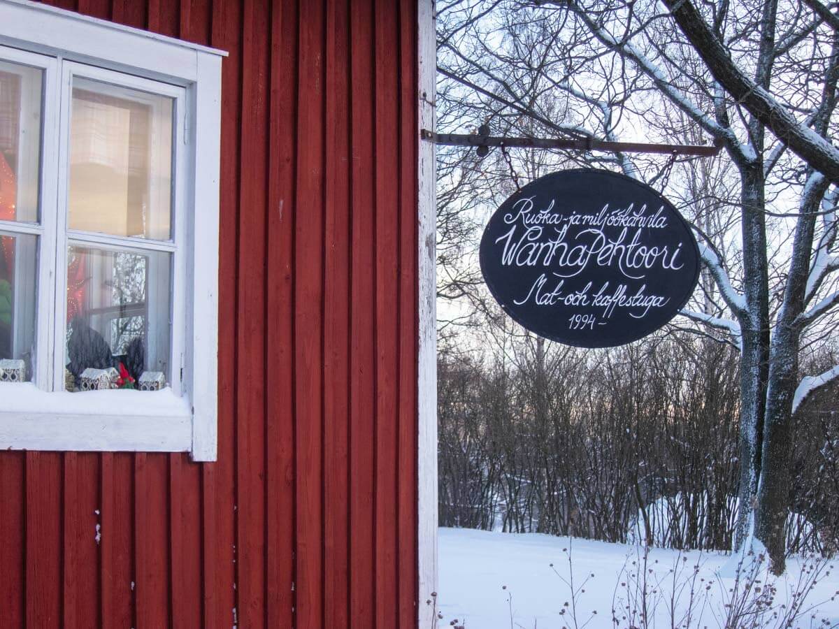 [04] Wanha Pehtoori. Haltialan tilalla sijaitseva kahvilaravintola palvelee tunnelmallisessa puutalossa. Lounasta ja itse tehtyjä leivonnaisia.