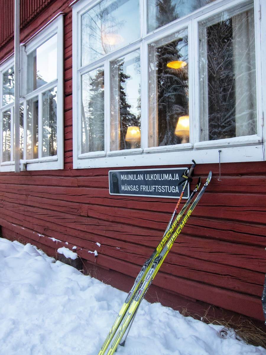 [02] Paloheinän ulkoilumaja. Helsingin talviurheilukeskuksessa on pukuhuoneet ja kanttiini. Muutamina arki-iltoina pääsee myös saunaan.