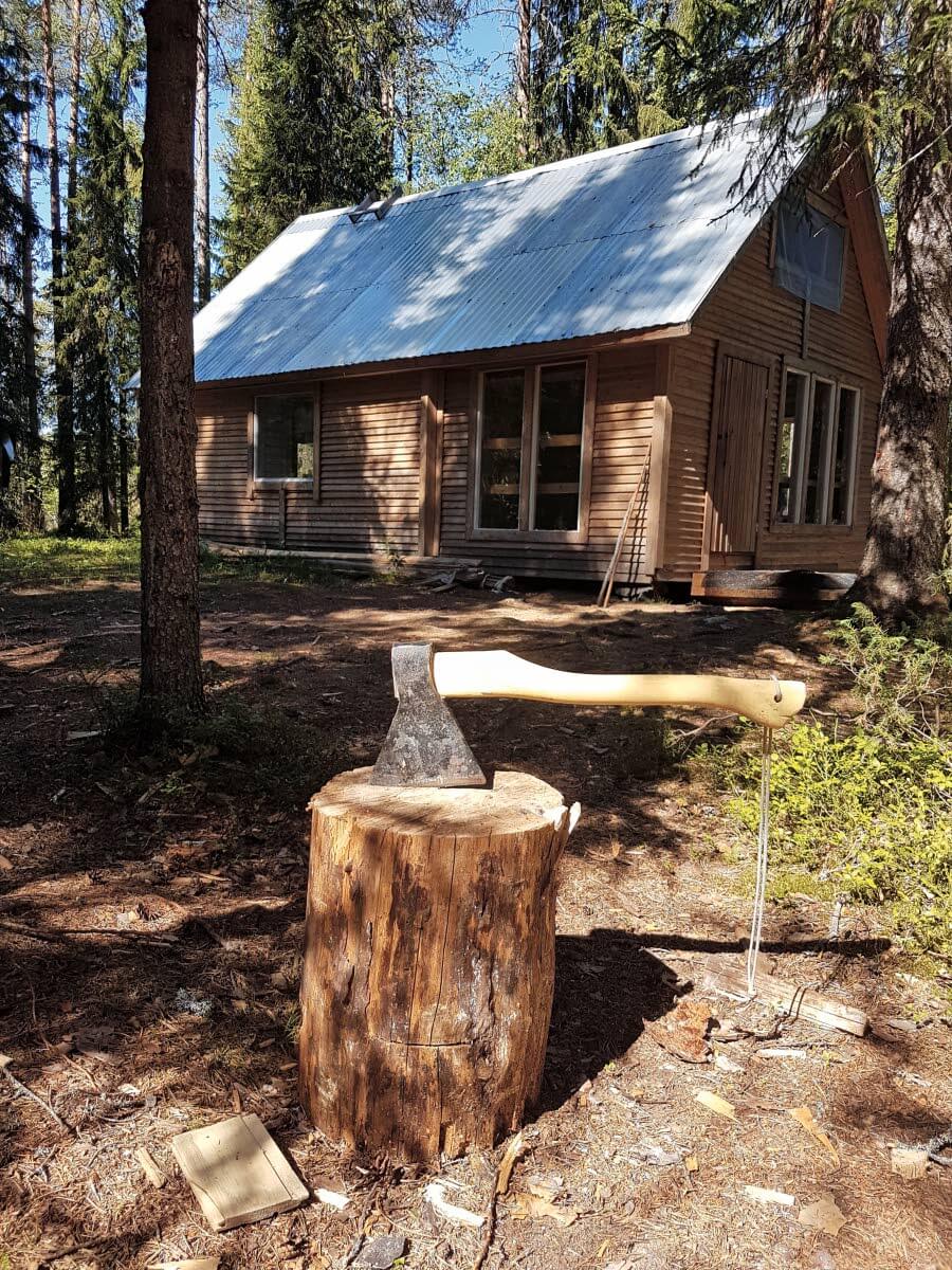 Munankin kämppä ja venäläismallinen kirves. Kuva: Jouni Laaksonen.