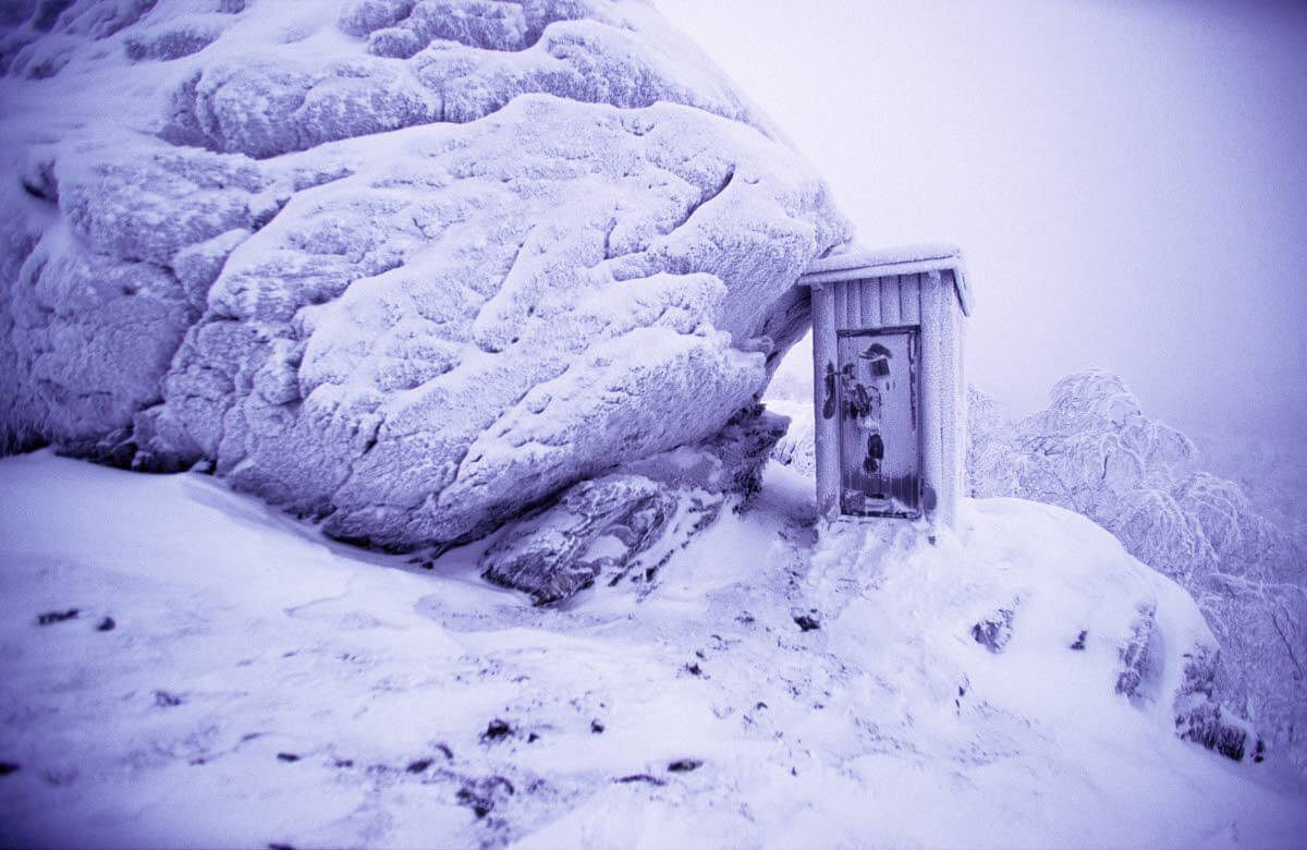 Pukin huussi eli Rajavartiolaitoksen ulkovessa Korvatunturin laella. Kuva: Markus Sirkka.
