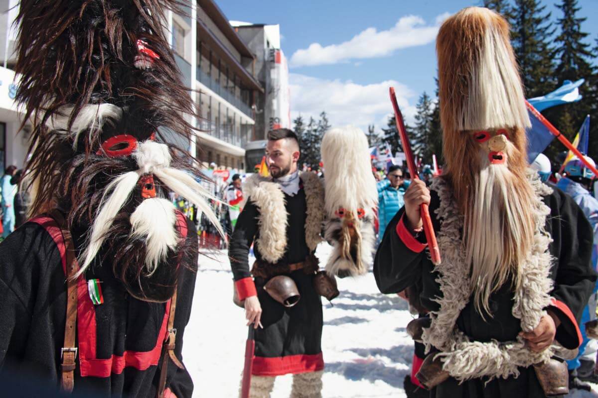 Interski 2019 Pamporovo -kongressin avajaiset. Bulgarialaisen perinteen mukaisten Koukerpukkien tarkoitus on karkottaa pahat henget pois häiritsemästä tapahtuman onnistumista. Kuva: Sauli Herva.