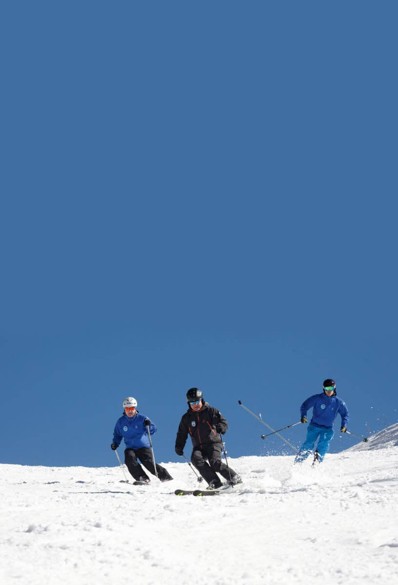 Suomalaiset hiihdonopettajat ja tunturioppaat Heikki Miettinen, Arto Hämäläinen ja Juuso Holstein haastavat Pamporovon rinteitä ja itseään Interski 2019 -tapahtumassa. Kuva: Sauli Herva.