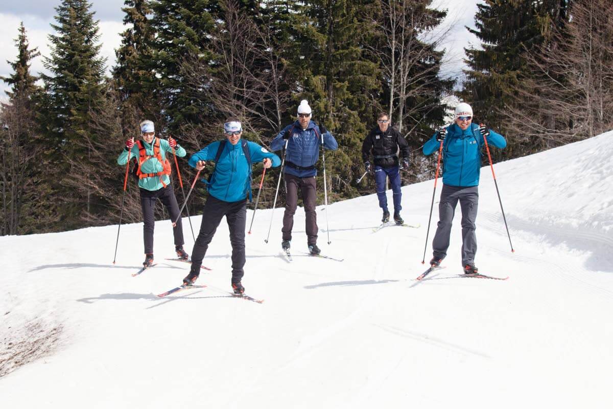 Amerikkalais-unkarilaisten hiihdonopettajien tyylinäyte Pamporovon rinteillä polveilevalla maastohiihtouralla. Kuva: Sauli Herva.