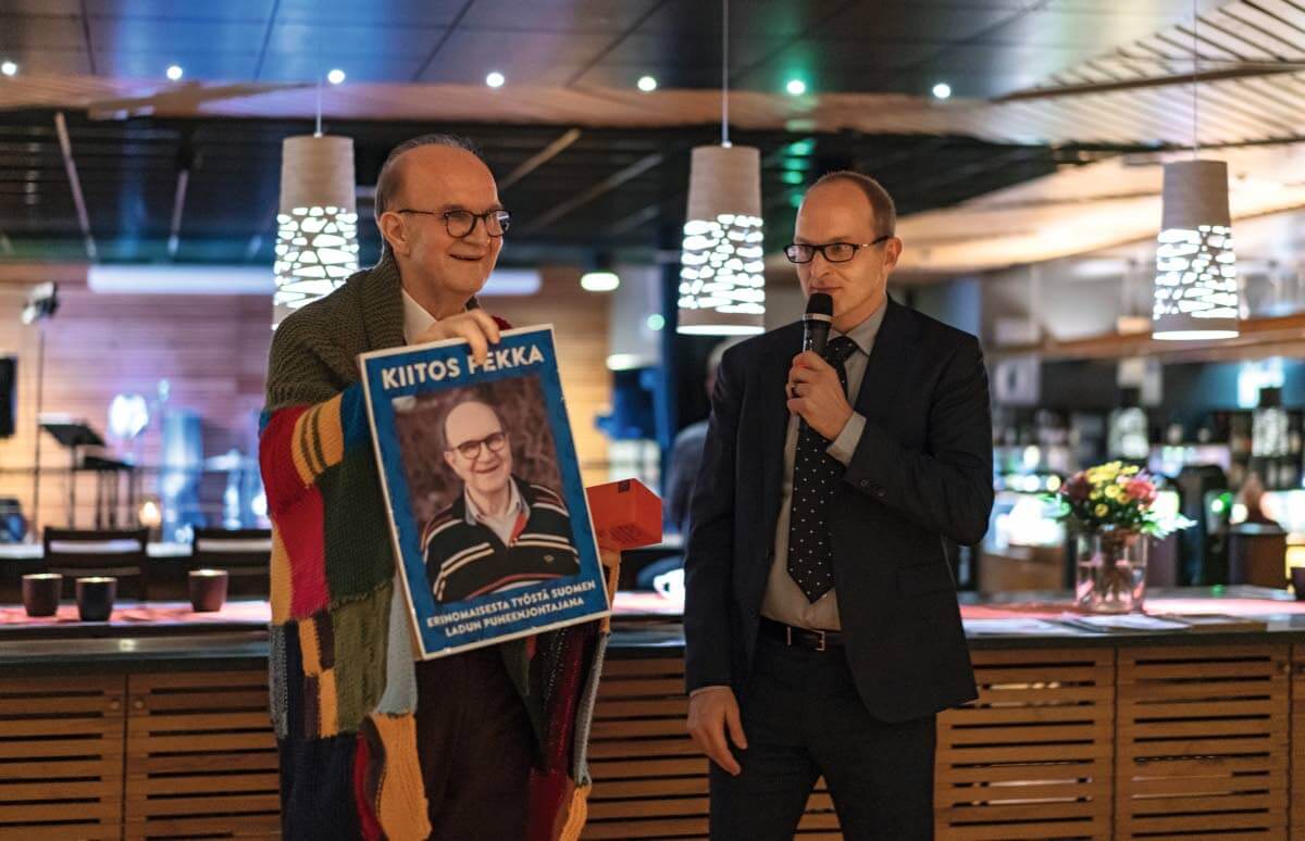 Puheenjohtaja Pekka Alanen sai lahjaksi pitkän ja lämpimän torkkupeiton, jonka Suomen Ladun jäsenyhdistykset olivat yhdessä kutoneet.  Kuva: Sampsa Sulonen.