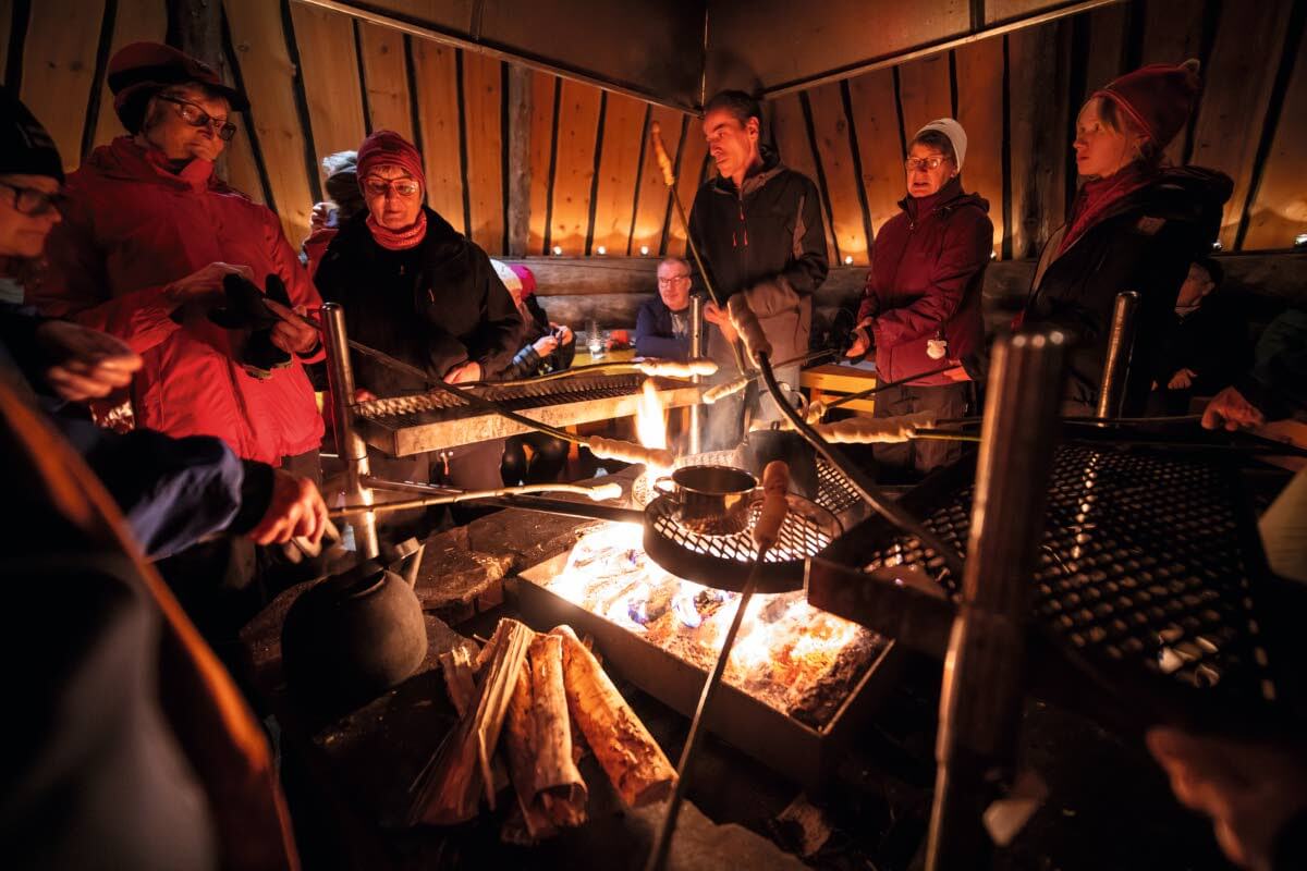 Päättäjiä kutsuttiin kampanjan aikana erilaisiin yhdistysten tilaisuuksiin. Kuvassa olevat henkilöt eivät liity kampanjaan. Kuva: Sampsa Sulonen.