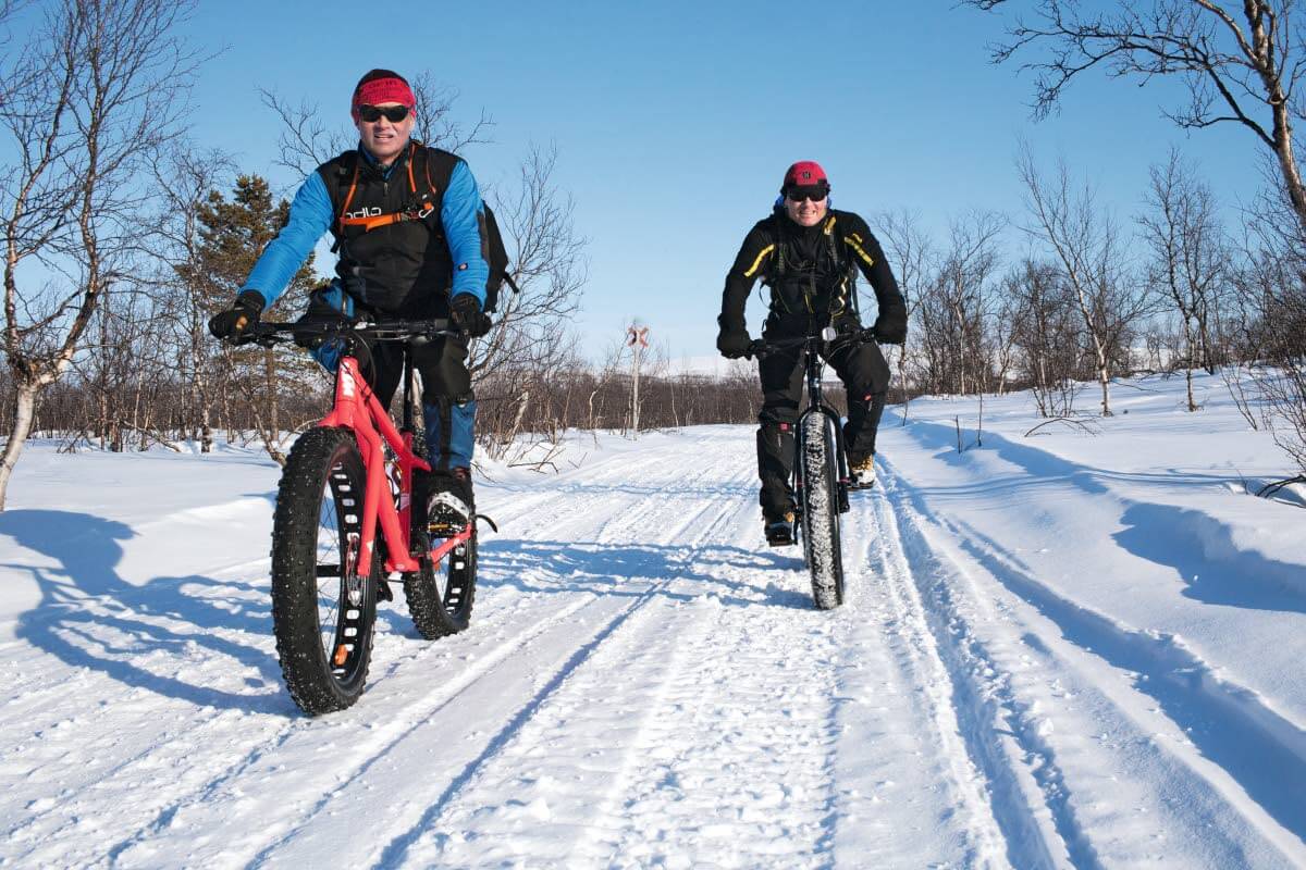 Kansallispuistojen talvipyöräilyreitit. Ylläksellä on lähdetty määrätietoisesti kehittämään maasto- ja talvipyöräilyreittejä. Yhtenä tuloksena on kansallispuistoon merkitty ja avattu nimenomaisesti talvipyöräilijöiden lähtökohdista suunniteltu 100 km reittiverkosto. Ja mikä tärkeintä, reittejä huolletaan läpi talven säännöllisesti ja sääolosuhteiden mukaan joustavasti. Kuva: Sauli Herva.