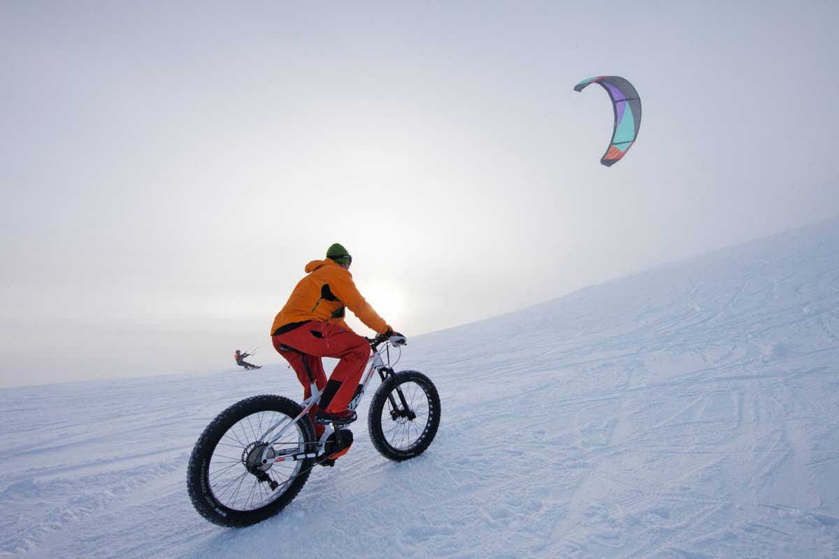 Rinteet ja huoltoreitit. Pallaksen kunnostetuilla rinnealueilla avautuu läskipyörille mahtavaa temmellyskenttää. Varsinkin hissien sulkeuduttua mäkitreenejä voi vetää ylös tai alas mielensä mukaan. Kuva: Sauli Herva.